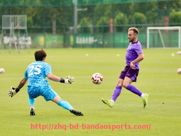 半岛体育-英超球队拉练:赛季前训练与备战计划分析